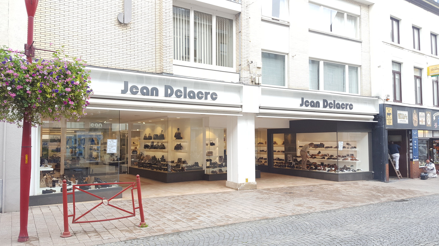 Schoenenwinkel in Ronse van Jean Delaere