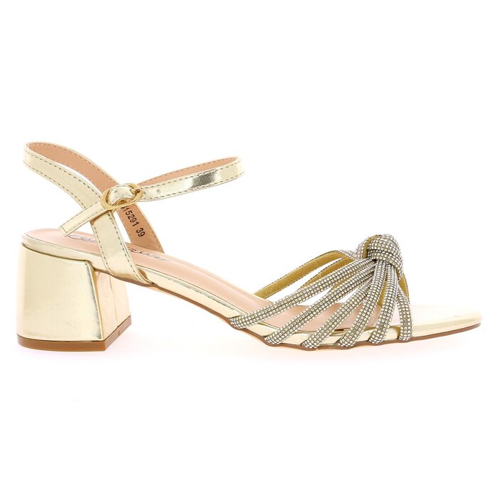 Ella Cruz Sandales or